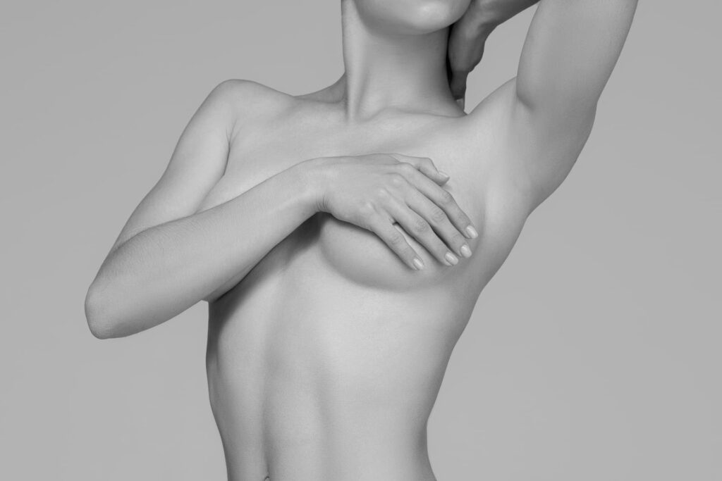 Une femme se tenant la poitrine pour illustrer la chirurgie de lifting mammaire proposée par le Dr Ruiz à Nantes
