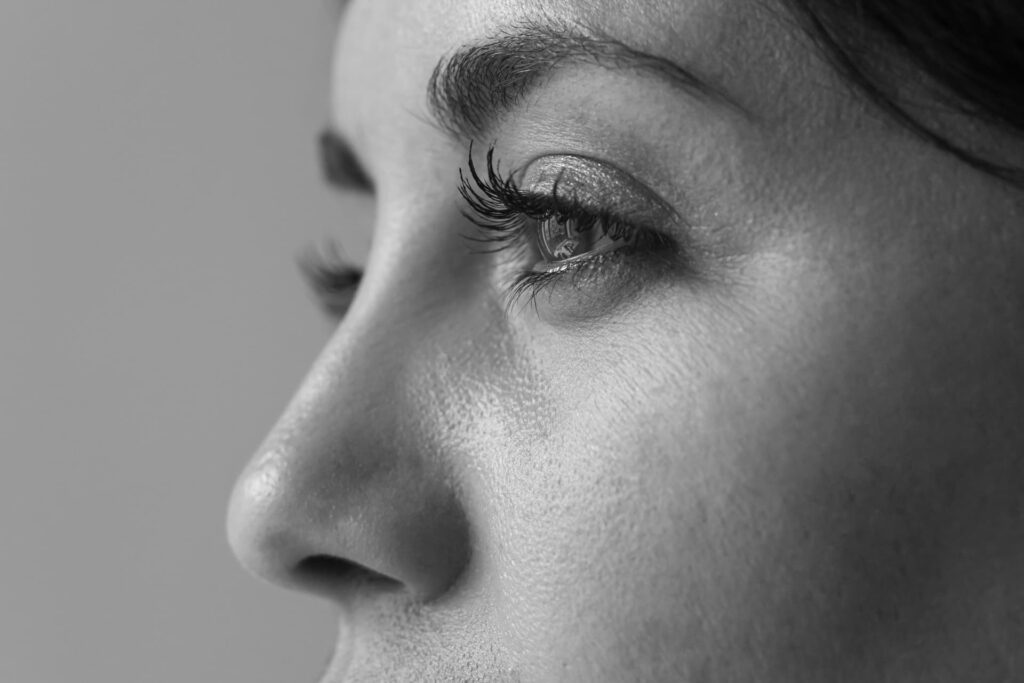Une femme de profil avec un beau regard illustrant les effets d'une blépharoplastie unférieure pratiquée par le Dr Ruiz à Nantes