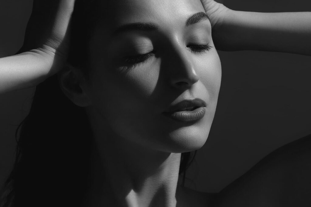 Portrait d'une femme sans ride sur le visage illustrant le lifting du visage proposé par le Dr Ruiz à Nantes