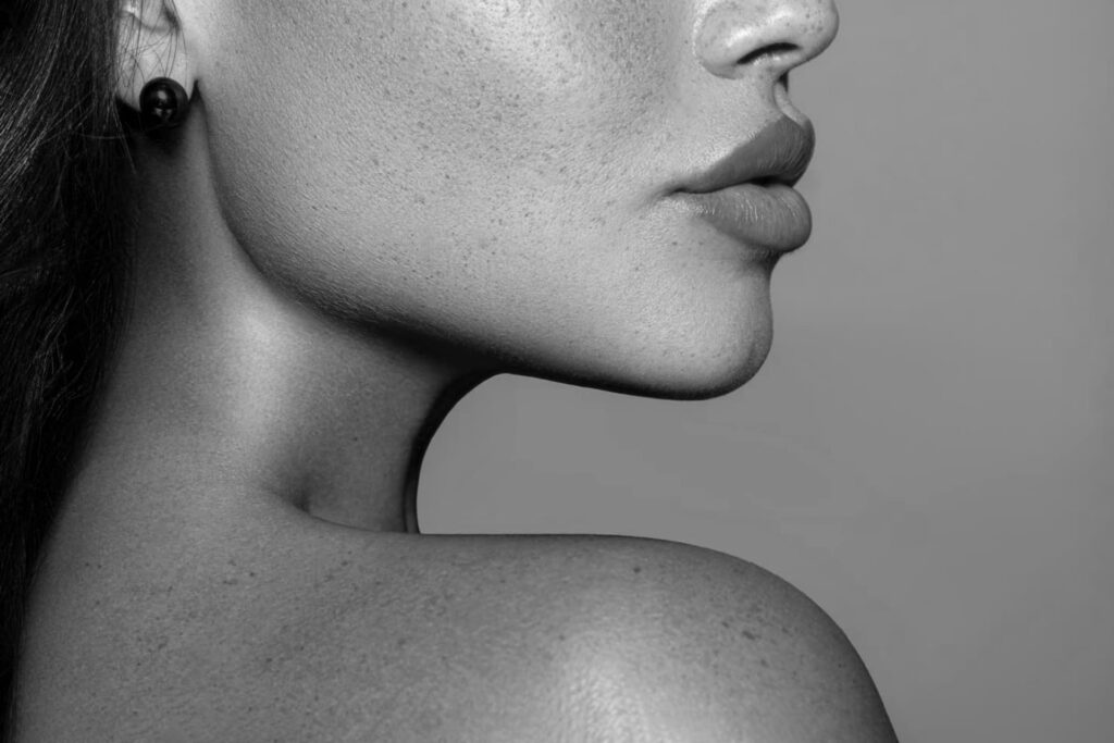 Menton d'une femme de profil ne présentant aucun soucis de double menton