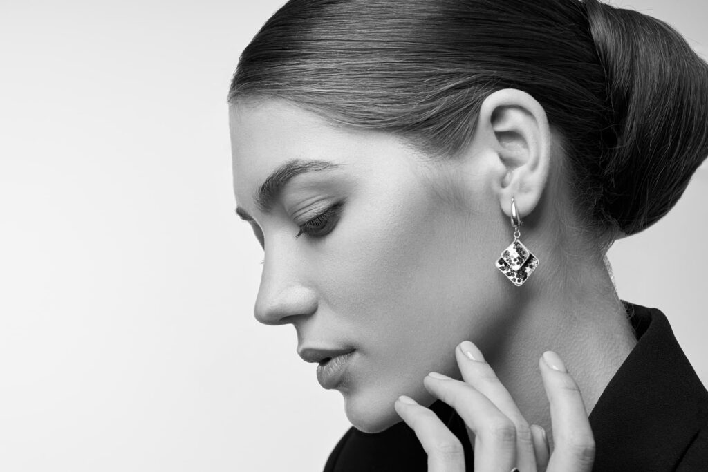 Portrait de profil d'une belle femme avec boucle d'oreille pour illustrer l'otoplastie proposée par le Dr François Ruiz