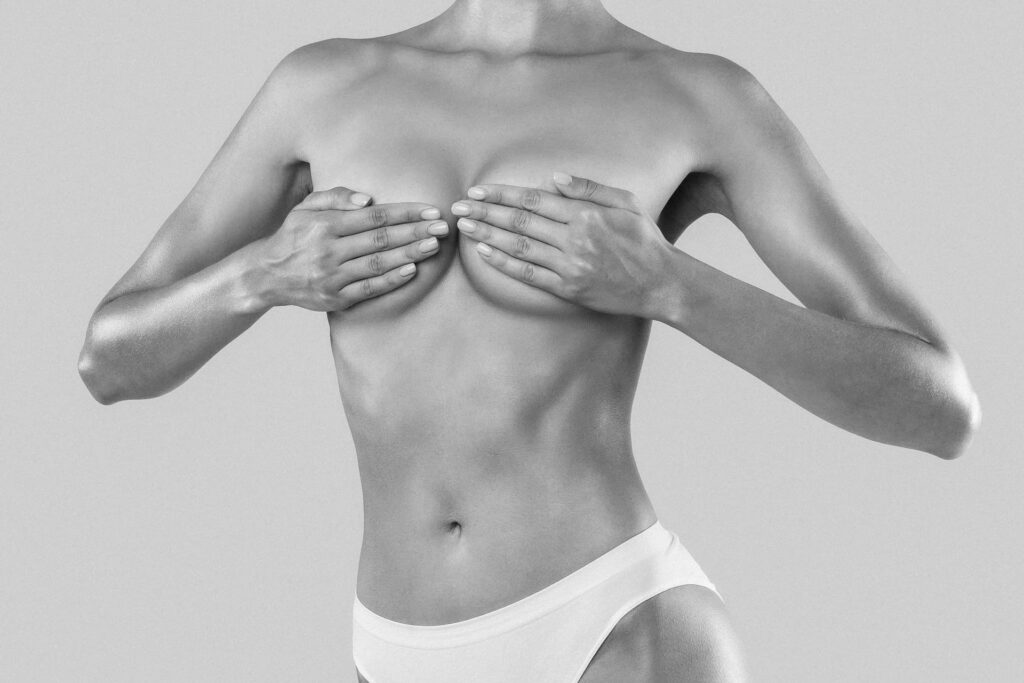 Femme cachant ses seins pour illustrer le désir de chirurgie d'augmentation mammaire par implants