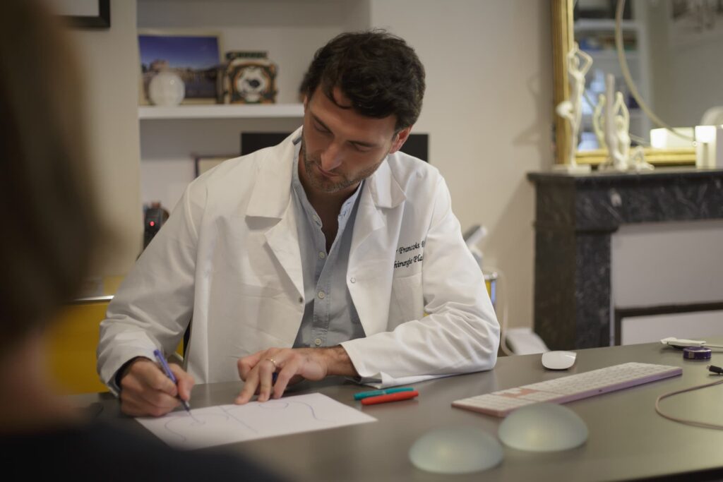 Consultation de chirurgie esthétique entre le Dr Ruiz et une patiente à Nantes