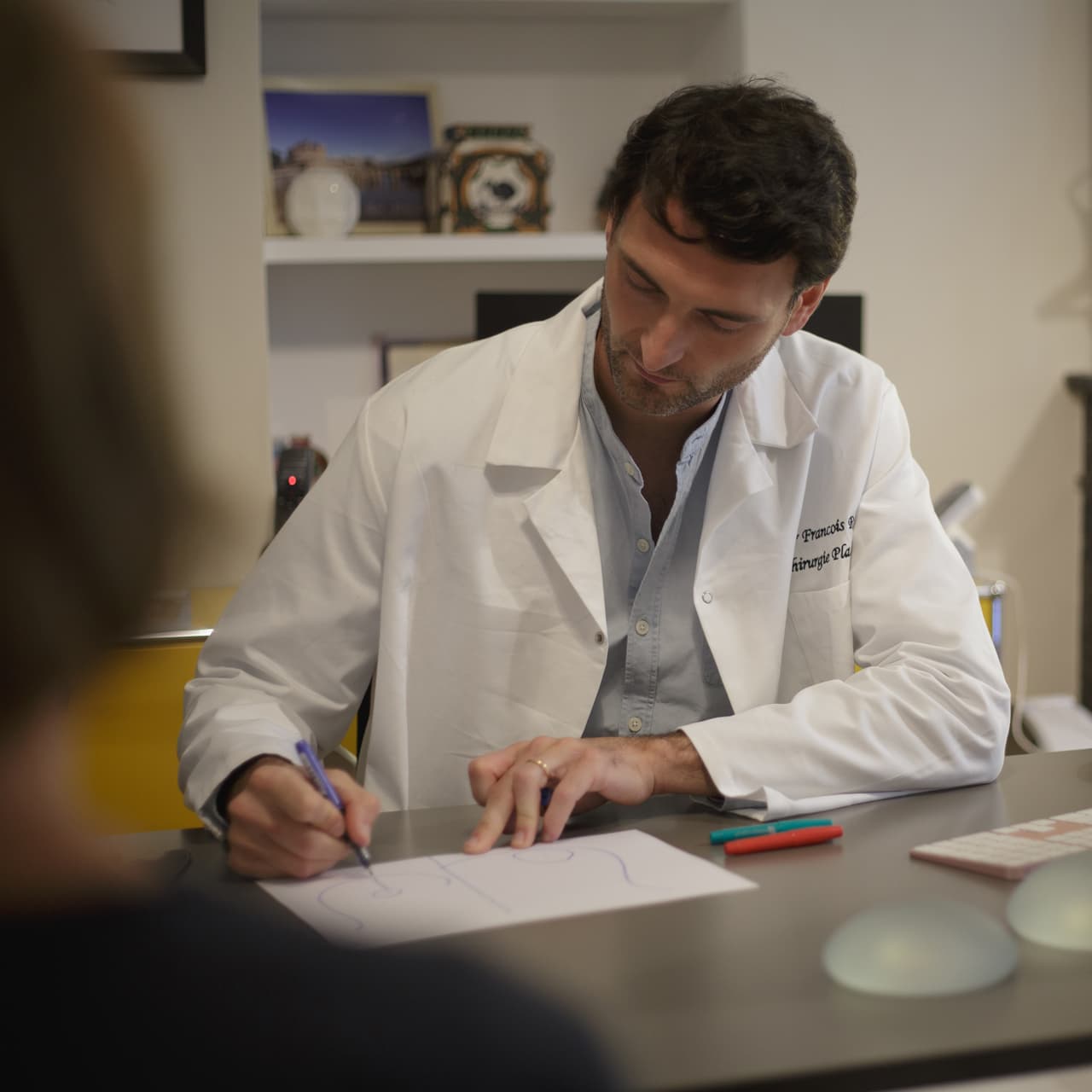 Consultation de chirurgie esthétique entre le Dr Ruiz et une patiente à Nantes